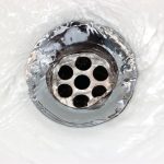 Odtoky bez ucpání: jak efektivně vyčistit sprchu doma