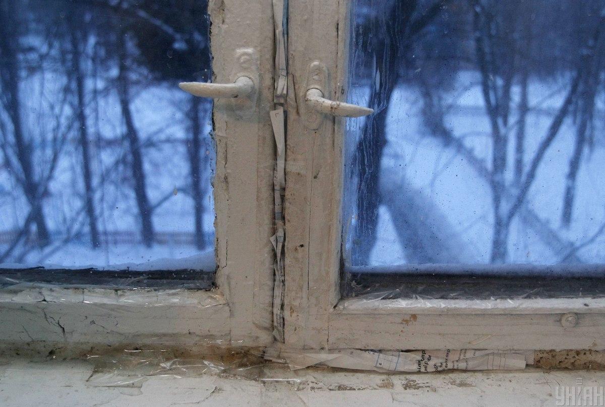 Izolovat stará okna na zimu můžete dávno osvědčenými metodami / foto My, Borys Korpusenko