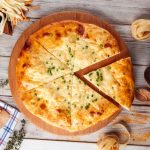 Bez pečení a bez trouby: khachapuri s tvarohem na pánvi