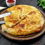 Chutnější než v restauraci: líné chačapuri se sýrem na pánvi