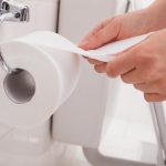 Čím nahradit toaletní papír: užitečné tipy a triky pro případ