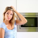 Co dělat, když se dvířka mikrovlnné trouby neotevírají: 4 jednoduché