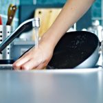 Jak si urychlit a zpříjemnit mytí nádobí: tipy, jak si