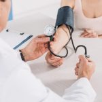 Oblíbený ranní zvyk zvyšuje krevní tlak: kardiolog odhalil, kdo je