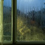 Pláč a pocení: jak se rychle zbavit kondenzace na oknech