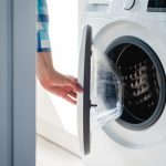 Proč byste neměli prát oblečení v horké vodě: tuto chybu