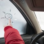 Proč se zamlžují okna v autě: příčiny a rychlé způsoby