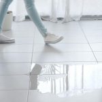 Proč vaše pračka protéká: 6 hlavních příčin