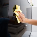 Jak čistit televizní obrazovku, aby nedošlo k jejímu poškození: hlavní
