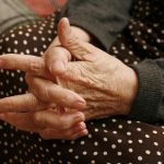 Jak změkčit drsnou a suchou pokožku rukou: 7 jednoduchých lidových