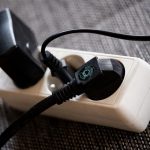 Měli byste přes noc všechno odpojit ze sítě: 7 spotřebičů,