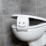 Proč musíte při splachování zavírat víko záchodu: pamatujte si to