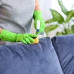 Žádné chemické čištění za 15 minut: tajemství, jak vyčistit pohovku